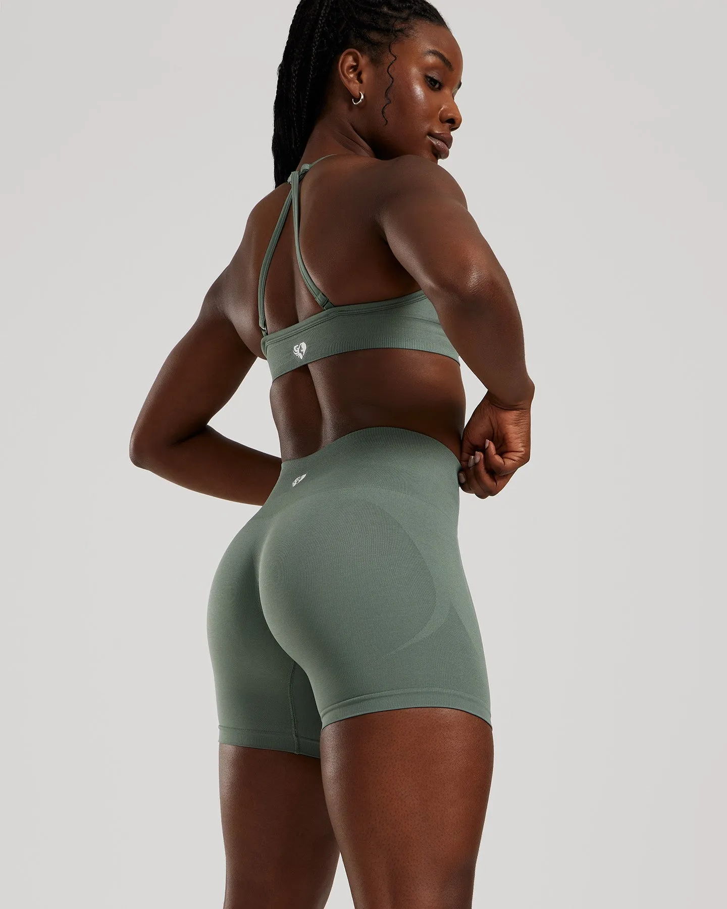 Optimize and translate the product title 2.0 Seamless Scrunch 4 Shorts | Sage into a more descriptive format: Sage 4-Inch Seamless Scrunch Shorts 2.0.